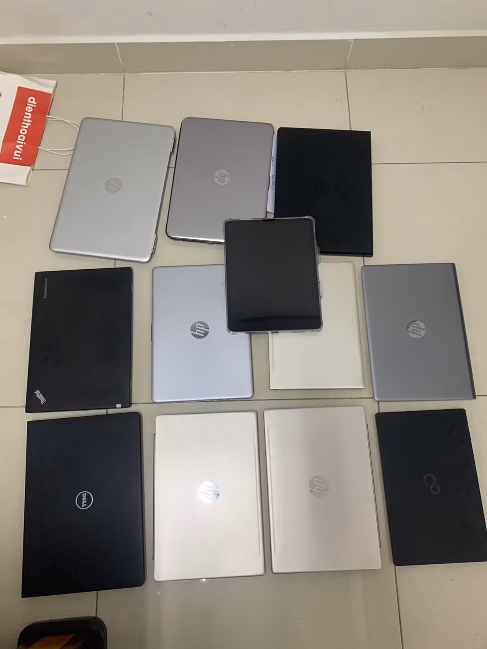 bat thanh nien trom hang chuc laptop trong mot cong ty hinh 2