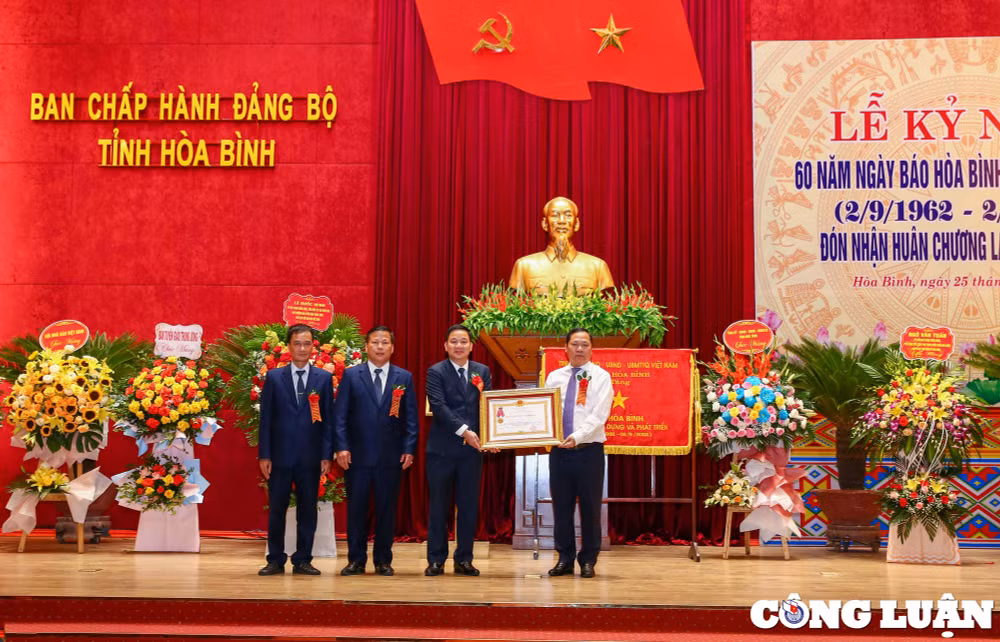 bao hoa binh tiep tuc thap sang ngon lua nghe tien len phat trien manh me hinh 4