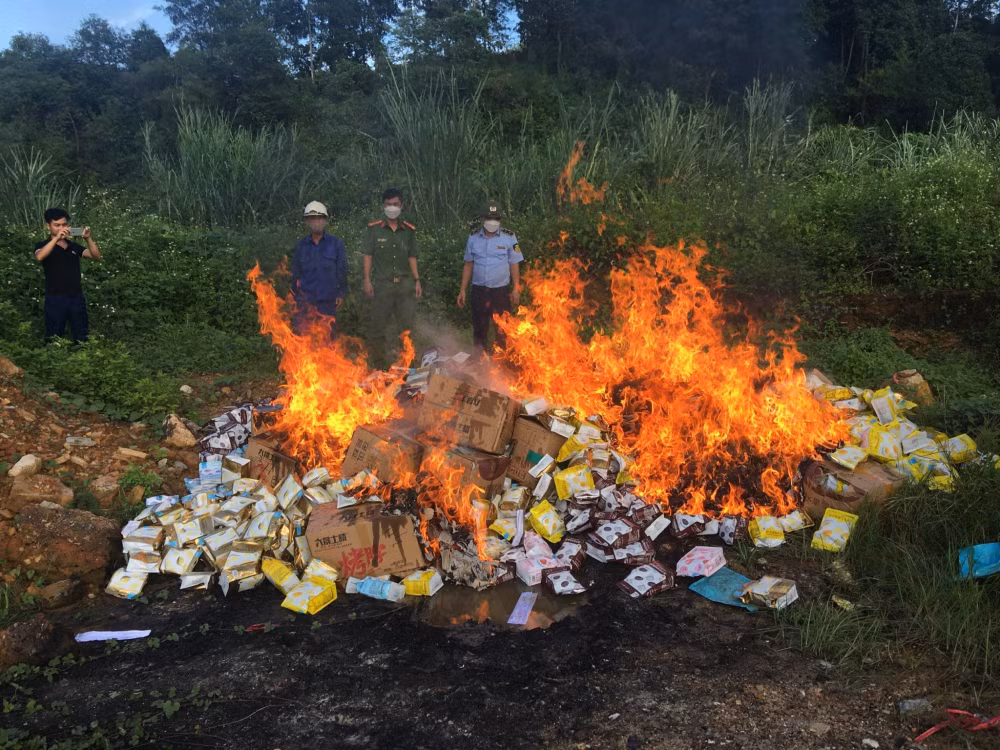 lao cai phat hien thu giu gan 54000 chiec banh deo khong co nguon goc hinh 1