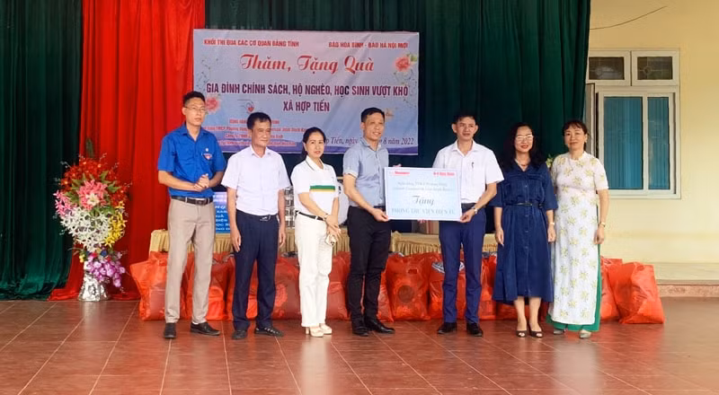 bao hanoimoi bao hoa binh trao tang phong thu vien dien tu cho hoc sinh ngheo mien nui hinh 1