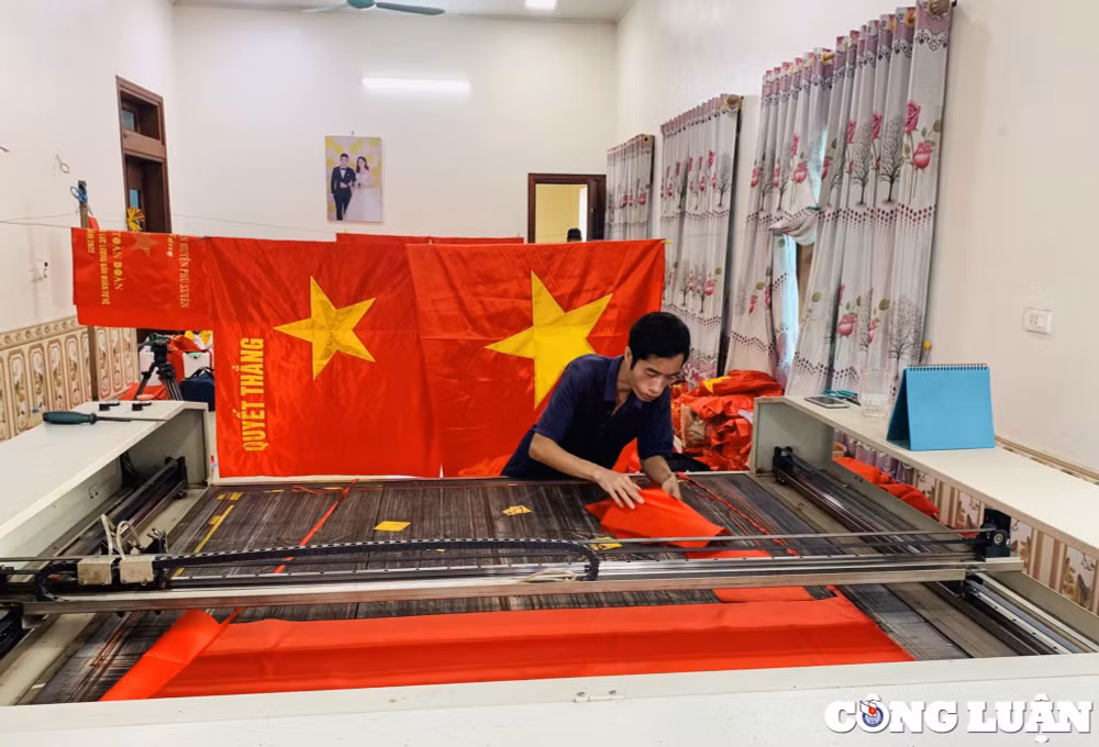 ve lang nghe tu van nghe chuyen nguoi phu nu gan nua doi nguoi theu co to quoc hinh 4