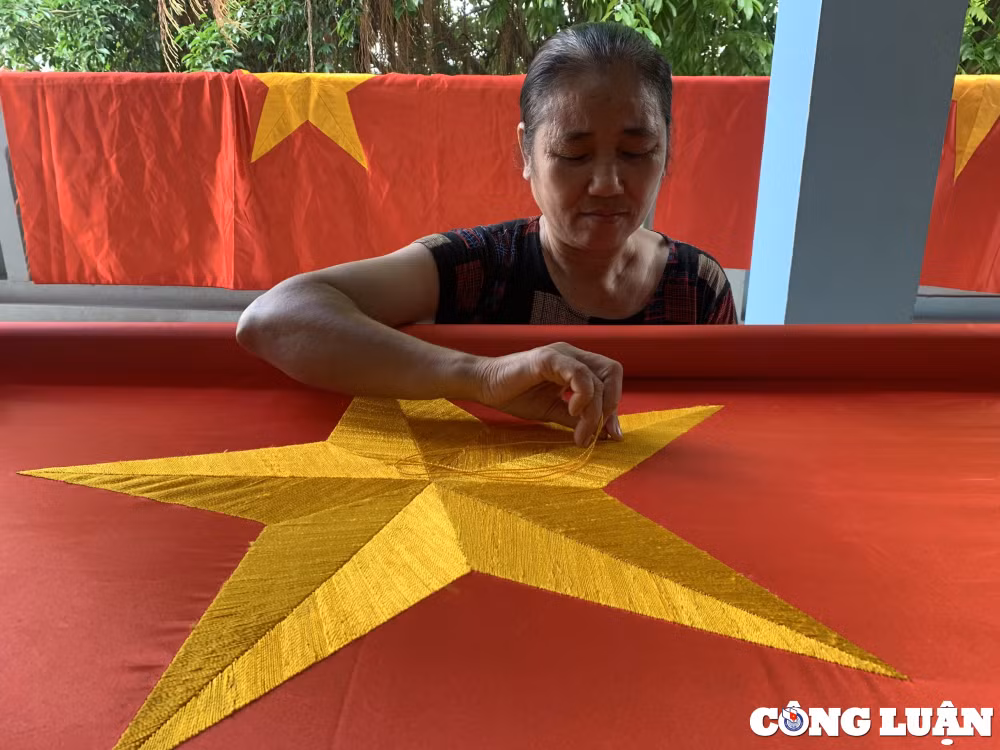 ve lang nghe tu van nghe chuyen nguoi phu nu gan nua doi nguoi theu co to quoc hinh 9