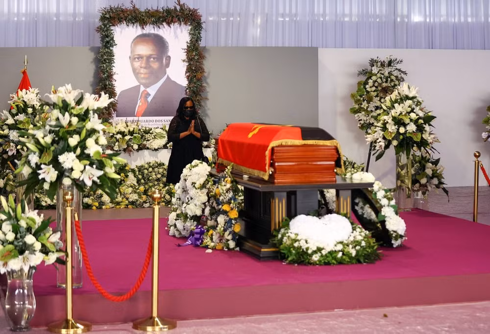 angola to chuc tang le cho cuu tong thong dos santos hinh 1