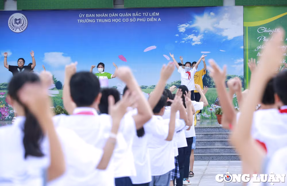 ha noi hoc sinh dong loat den truong chuan bi cho khai giang nam hoc moi hinh 3