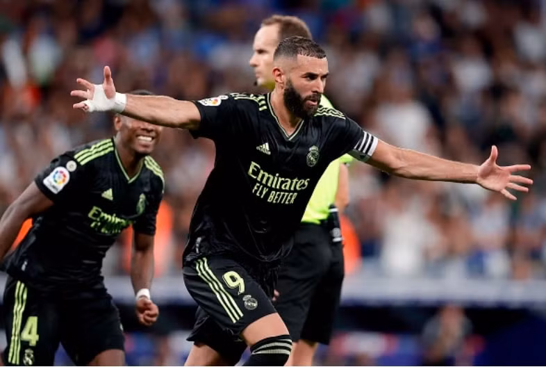 benzema toa sang giup real madrid doi lai ngoi dau bang hinh 4