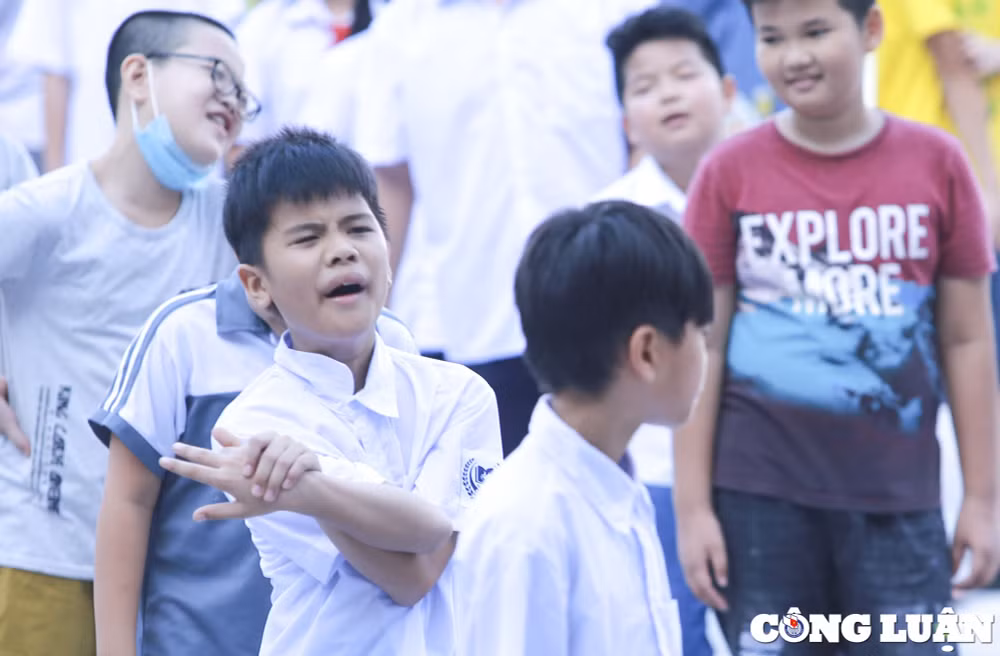 ha noi hoc sinh dong loat den truong chuan bi cho khai giang nam hoc moi hinh 10