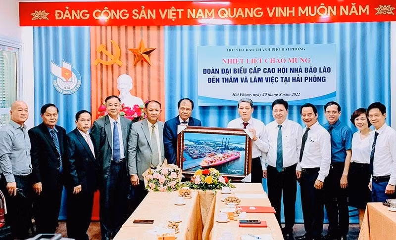 hoi nha bao lao tham va lam viec voi hoi nha bao thanh pho hai phong hinh 1