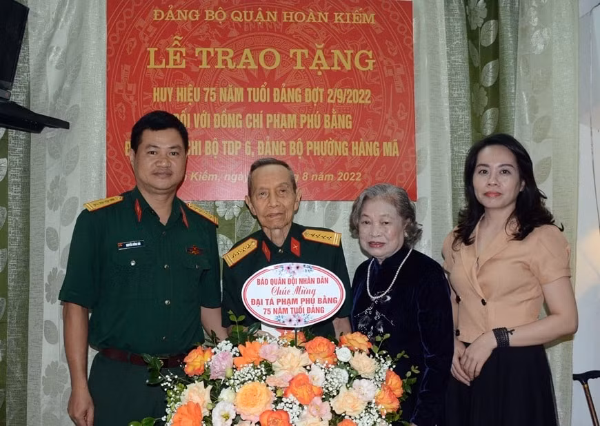 nha bao pham phu bang nhan huy hieu 75 nam tuoi dang hinh 2