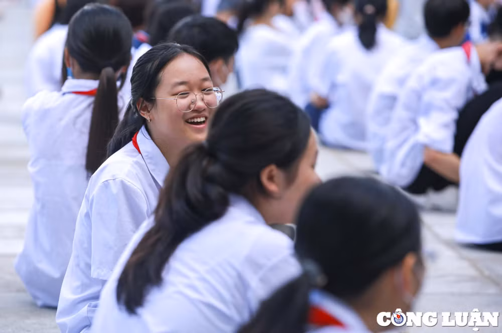 ha noi hoc sinh dong loat den truong chuan bi cho khai giang nam hoc moi hinh 11