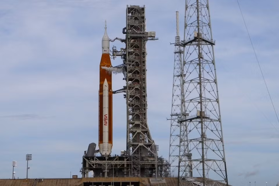 nasa hoan vu phong ten lua len mat trang do su co dong co hinh 1