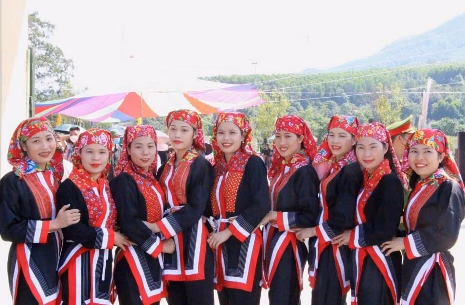 binh lieu to chuc cuoc thi nguoi trinh dien trang phuc dan toc dep nhat hinh 1