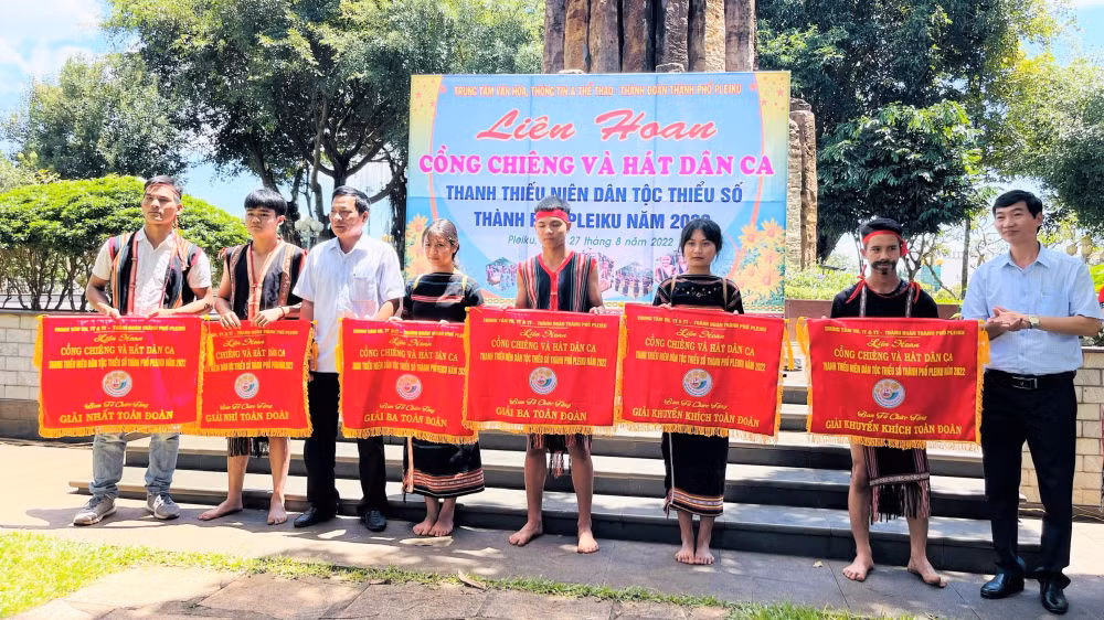 lien hoan cong chieng va hat dan ca thanh thieu nien dan toc thieu so tai gia lai hinh 2