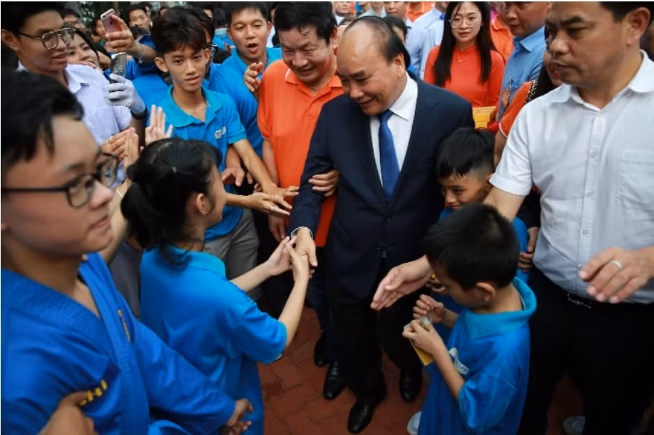 tap doan tan long dong hanh cung cac em hoc sinh truong hy vong hinh 2