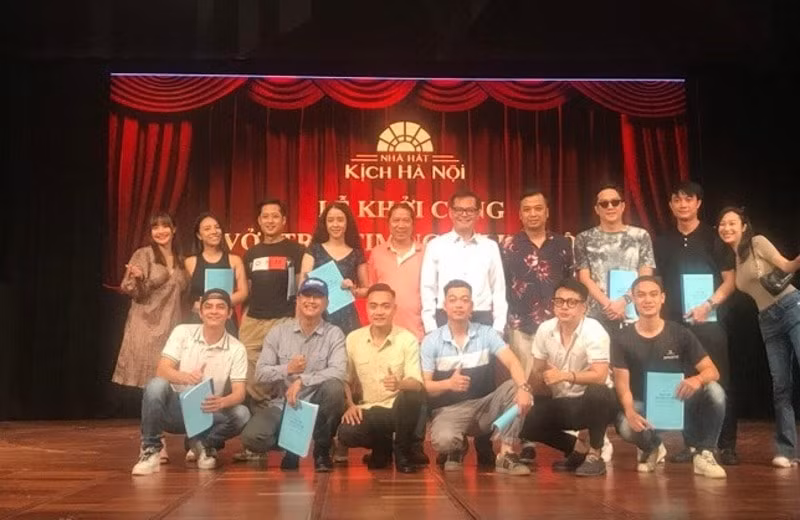 noi buon chien tranh lan dau tien len san khau kich noi hinh 1