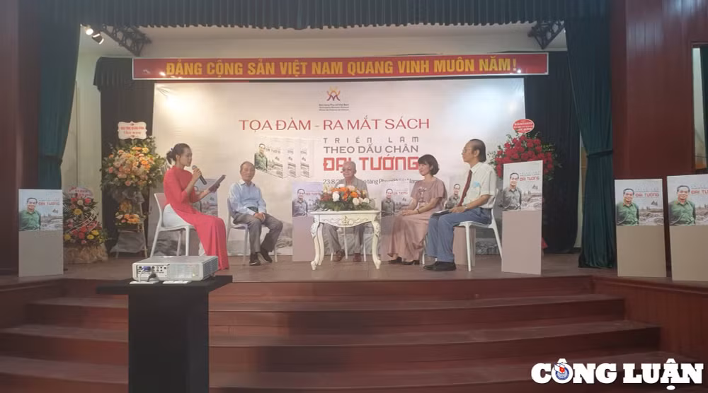 buc hoa chan dung dai tuong vo nguyen giap bang tho hinh 1