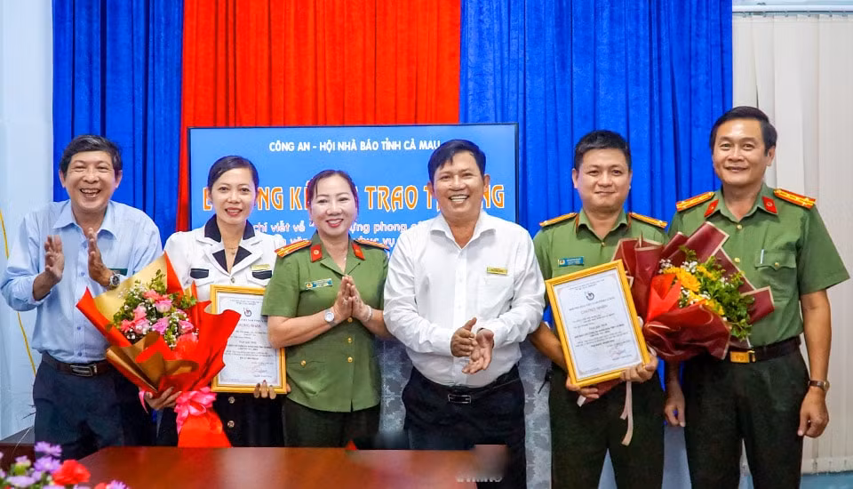 ca mau trao thuong giai bao chi viet ve phong cach nguoi cong an nhan dan hinh 1