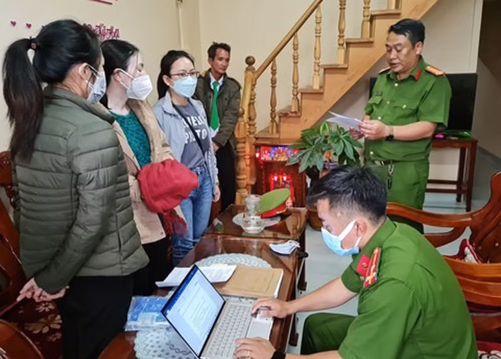 bat giam hai can bo cdc lam dong tuon ban kit test cho cong ty viet a hinh 1