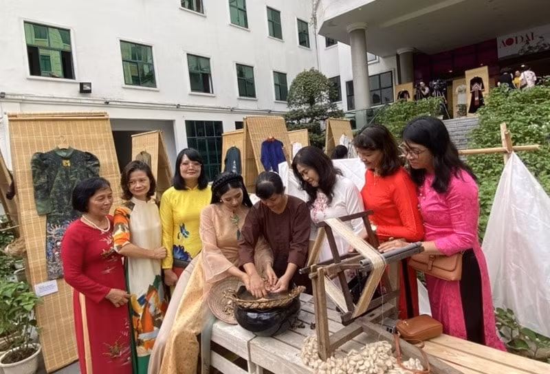 an tuong trien lam ao dai tren con duong di san hinh 3