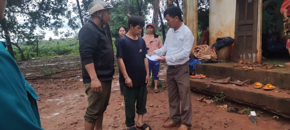 set danh trung choi ray hai nguoi tu vong 2 nguoi bay xa 3m hinh 1