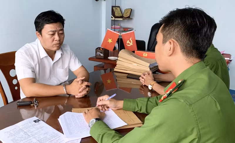 bat giu doi tuong lua dao bi truy na dac biet nguy hiem hinh 1