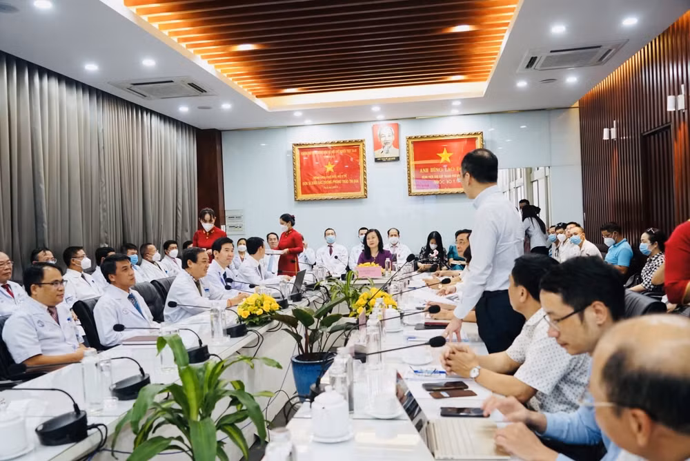 tuyen duoi thieu thuoc thiet bi benh nhan nang chuyen ve benh vien cho ray tang hinh 1