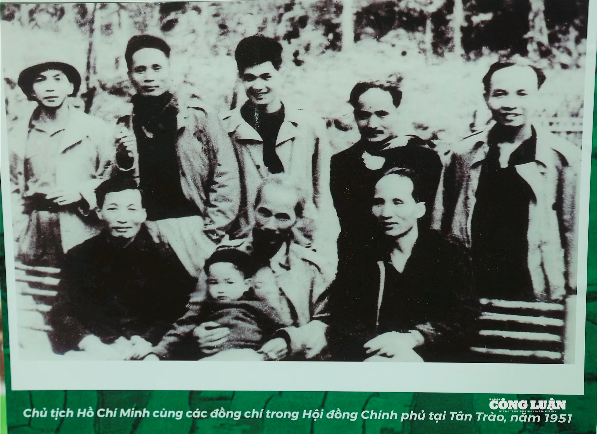 Chủ tịch Hồ Chí Minh cùng các đồng chí trong Hội đồng Chính phủ tại Tân Trào, năm 1951. 