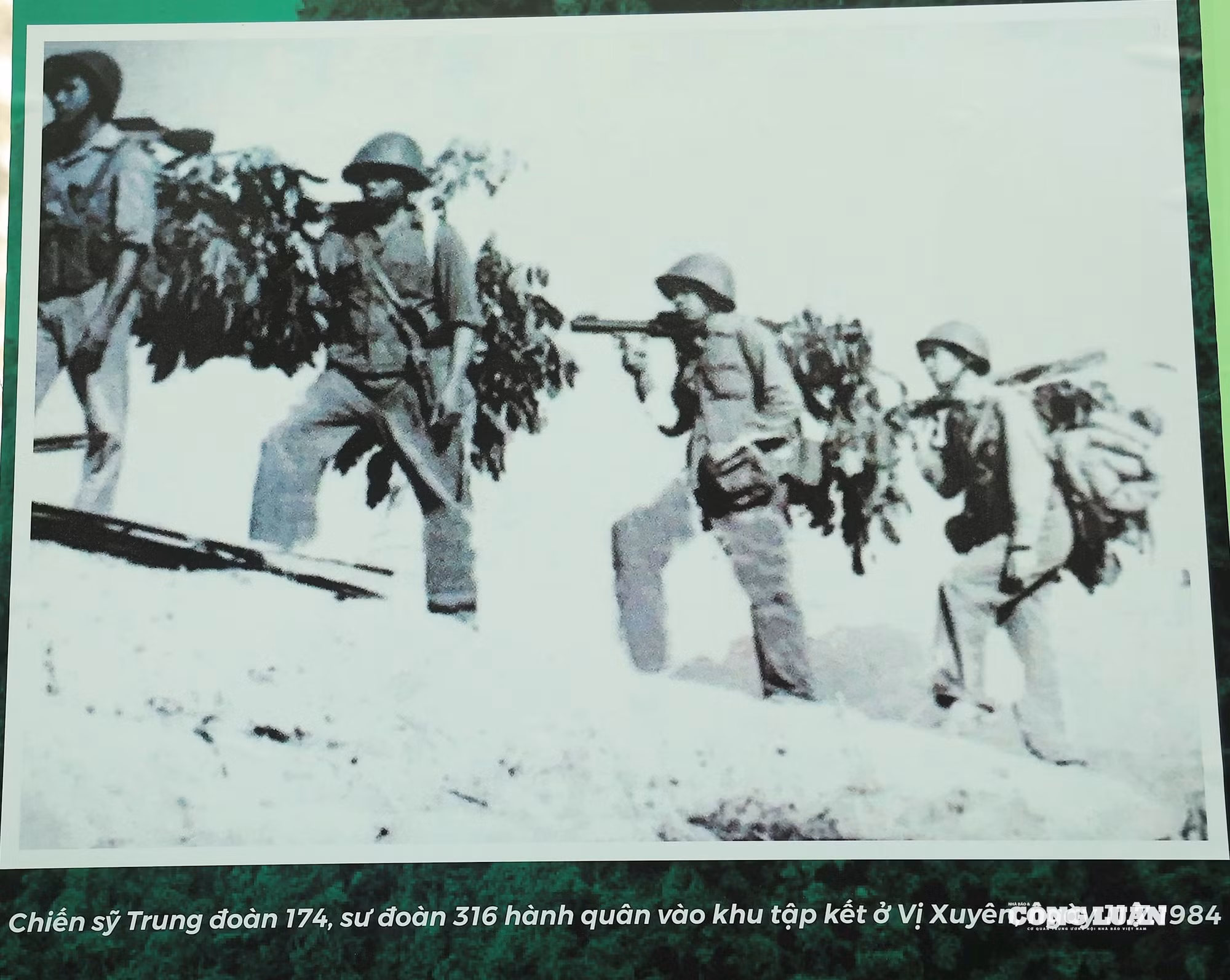Chiến sỹ Trung đoàn 174, sư đoàn 316 hành quân vào khu tập kết ở vị Xuyên, năm 1984.