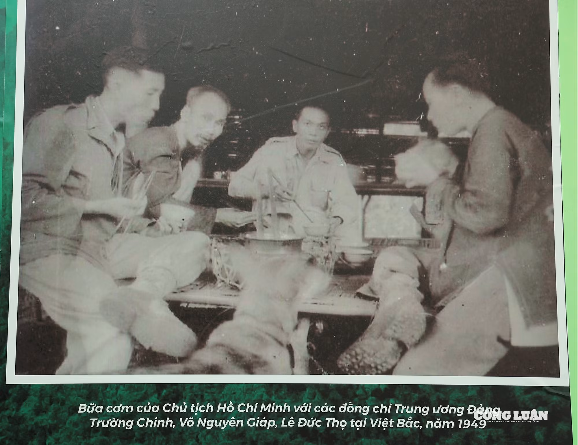 Bữa cơm của Chủ tịch Hồ Chí Minh với các đồng chí Trung ương Đảng Trường Chinh, Võ Nguyên Giáp, Lê Đức Thị tại Việt Bắc, năm 1949.