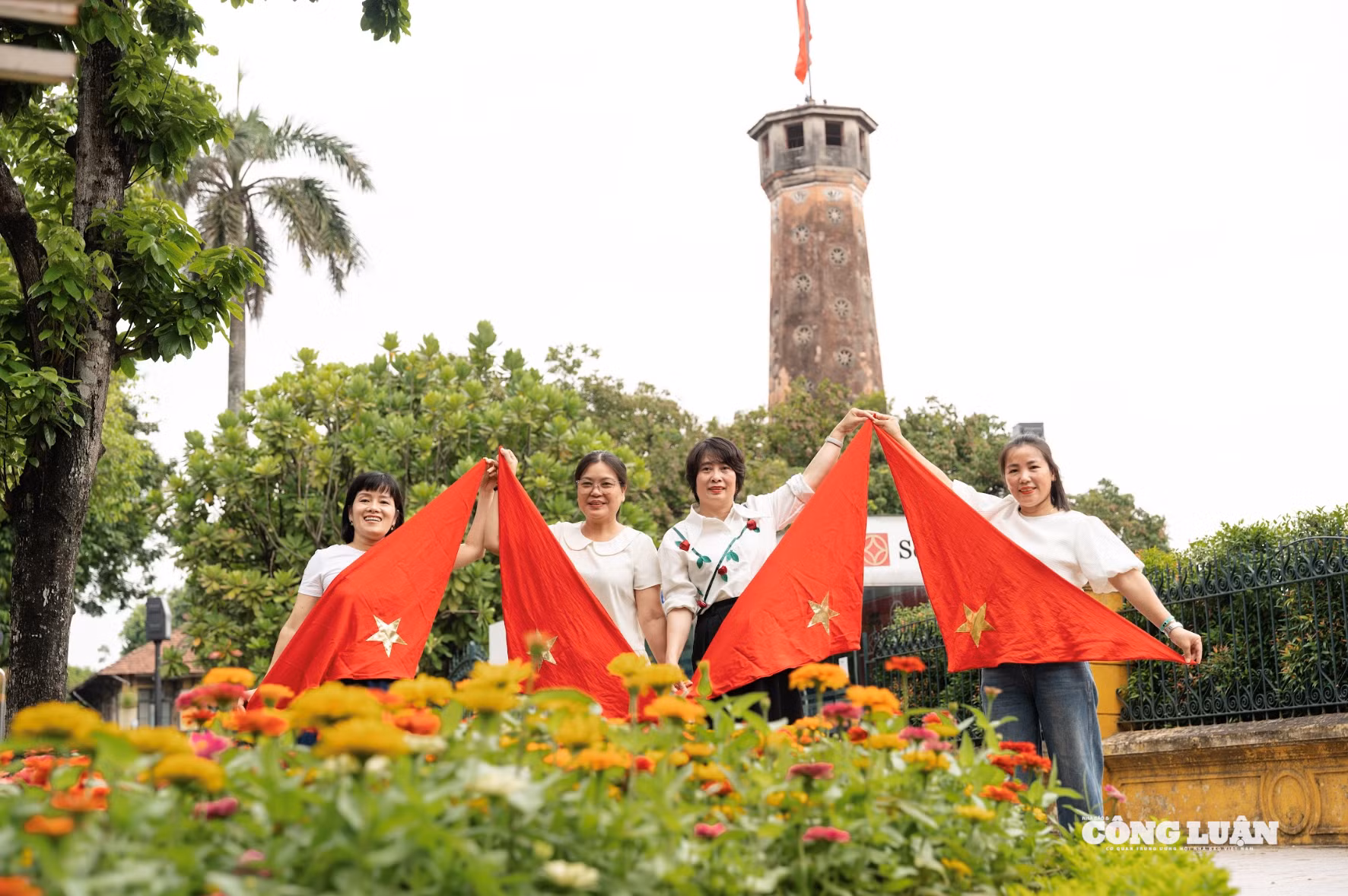 Trên nhiều tuyến phố chính như: Nguyễn Thái Học, Chu Văn An, Độc Lập, Hoàng Diệu, Hùng Vương, Đinh Tiên Hoàng, Thanh Niên, Điện Biên Phủ, Tràng Tiền, Hàng Mã... đều rực rỡ sắc đỏ của màu cờ, băng rôn, khẩu hiệu, tranh cổ động, pano lớn. 