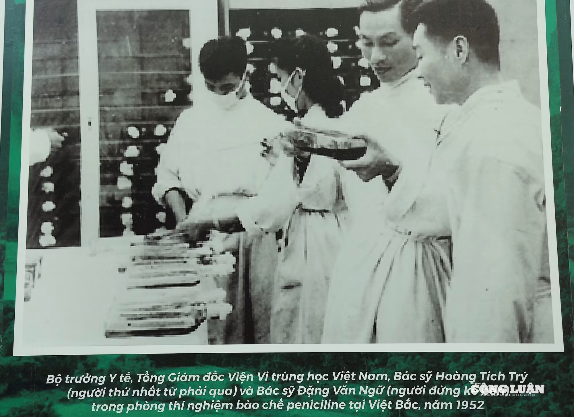 Bộ trưởng Bộ Y tế, Tổng Giám đốc Viện Vi trùng học Việt Nam, Bác sĩ Hoàng Tích Trý (người thứ nhất từ phải qua) và Bác sỹ Đặng Văn Ngữ (người đứng kế bên) trong phòng thí nghiệm bào chí peniciline tại Việt Bắc, năm 1952. 
