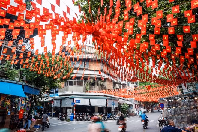 tinh-than-yeu-nuoc-niem-tu-hao-va-khi-the-hao-hung-cua-dan-toc-dang-lan-toa-tren-tung-con-pho-goc-ngo-tao-nen-khong-khi-thieng-lieng-trong-nhung-ngay-le-lon-1123-8915.jpg