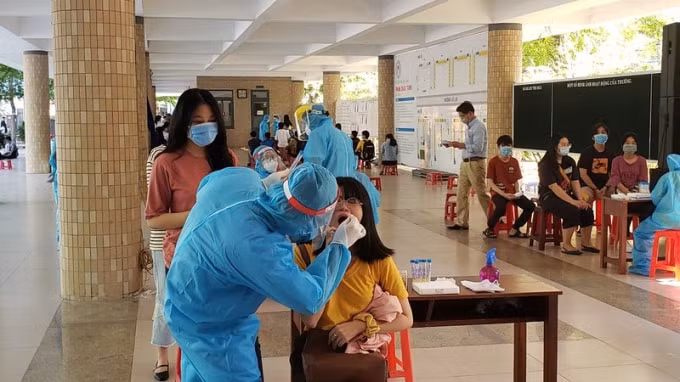 Thí sinh&nbsp;lấy mẫu xét nghiệm được tổ chức đảm bảo giãn cách. Ảnh: TL.