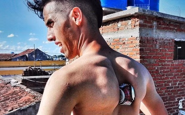 Cristian Manuel dùng xương bả vai bóp vỡ 84 lon bia trong 60 giây. Ảnh: TL.