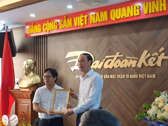 Ông Lê Anh Đạt nhận quyết định Phó Tổng Biên tập phụ trách báo Đại Đoàn Kết.