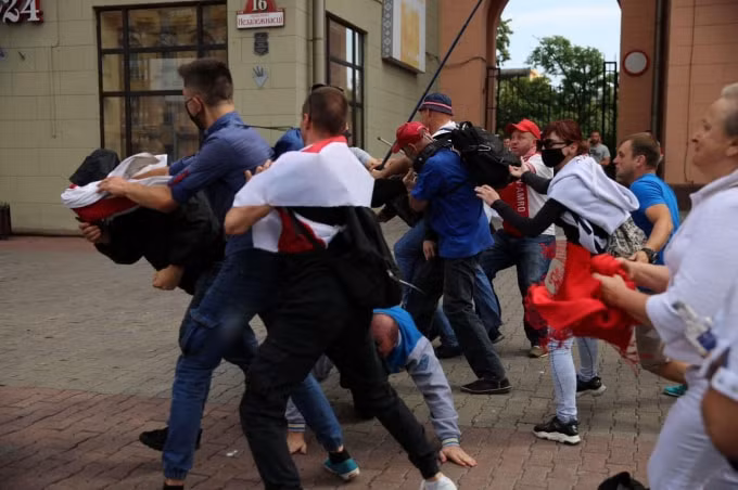 Cảnh sát bắt giữ những người biểu tình ở Minsk, Belarus. Ảnh: Reuters