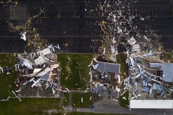 Sân bay Southland Field ở Sulphur, Louisiana bị hư hại nặng sau cơn bão. Ảnh: Reuters