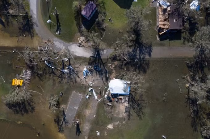 Nhiều ngôi nhà và cây cối bị hủy hoại ở Hackberry, Louisiana. Ảnh: Reuters