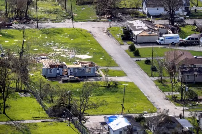Nhiều ngôi nhà bị bật mái ở Lake Charles. Ảnh: Reuters