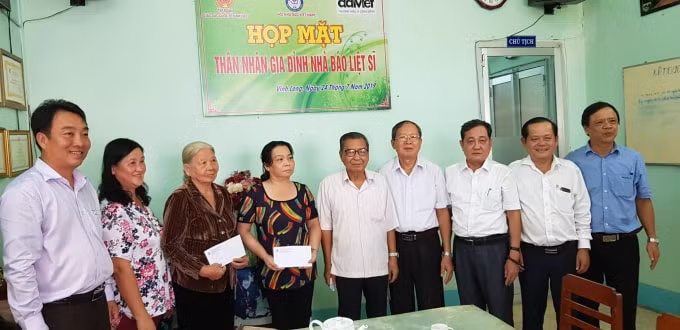 HNBVN cùng Báo Nhà báo & Công luận và Hội Nhà báo Vĩnh Long thăm và tặng quà cho thân nhân các nhà báo liệt sỹ tại Vĩnh Long.