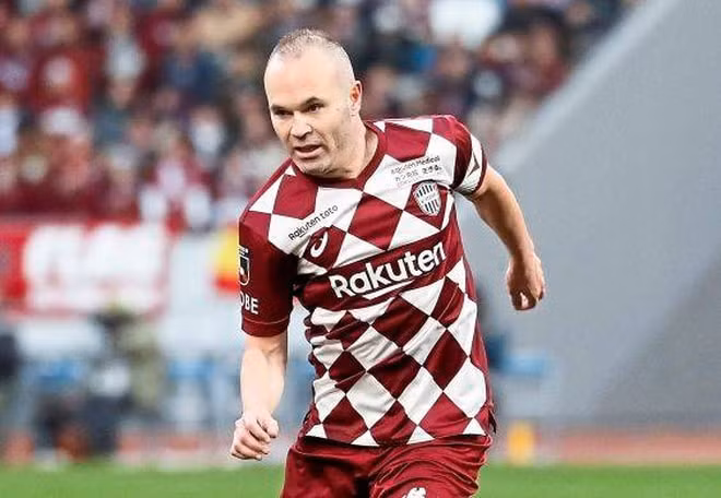 Hai cầu thủ Chanathip và Iniesta là những cái tên rất được chú ý tại J.League. Ảnh: internet.