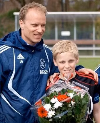 Tiền vệ Van de Beek tán đổ con thầy. Ảnh: internet.