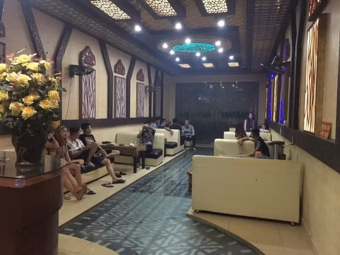 Rất đông khách hàng và nhân viên trong quán. Ảnh: TL.