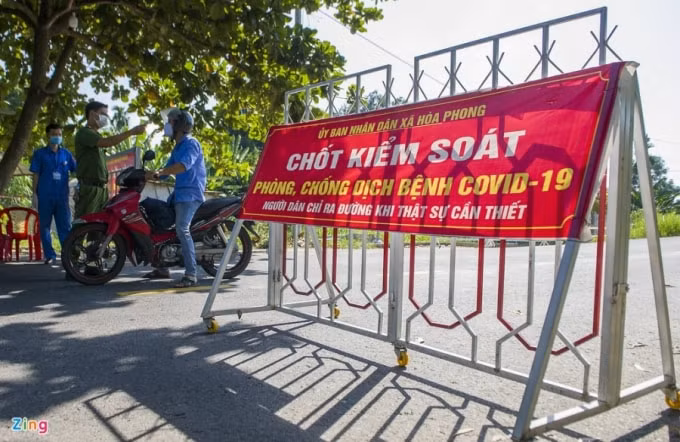 Chỉ có trường hợp cần thiết, người dân trong thôn mới được ra ngoài khu vực phong tỏa khi đáp ứng điều kiện an toàn phòng dịch. Ảnh: TL.
