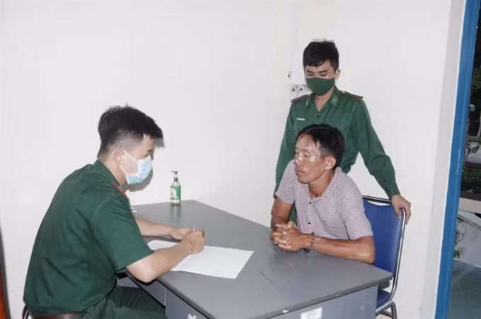 Tổ công tác làm việc với đối tượng Nguyễn Văn Hiệp. (Ảnh: Văn Long)