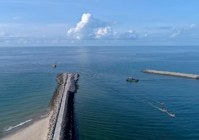 Đê chắn sóng.