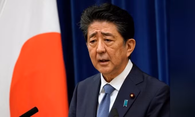 Thủ tướng Nhật Bản Shinzo Abe phát biểu trong một cuộc họp báo tại dinh thự chính thức của thủ tướng ở Tokyo, Nhật Bản, ngày 28 tháng 8 năm 2020 - Ảnh: Franck Robichon / Pool via REUTERS