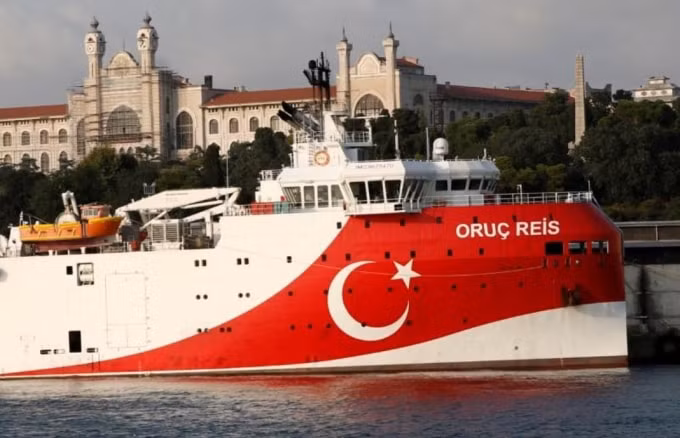 Tàu nghiên cứu địa chấn Thổ Nhĩ Kỳ Oruc Reis được nhìn thấy ở Istanbul, Thổ Nhĩ Kỳ, ngày 22 tháng 8 năm 2019 - Ảnh: REUTERS / Murad Sezer