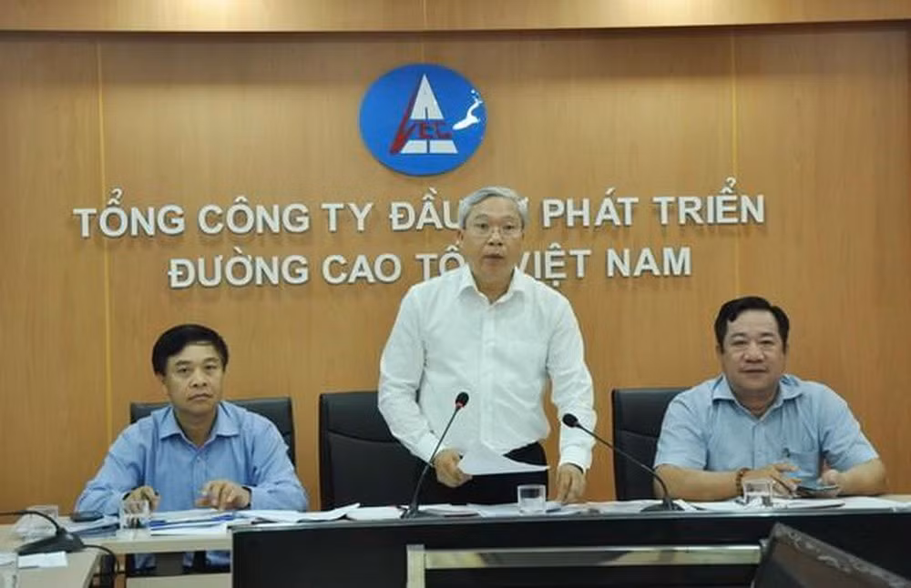 Ông Trần Văn Tám (bên trái) và ông Mai Tuấn Anh (giữa). Ảnh: internet.