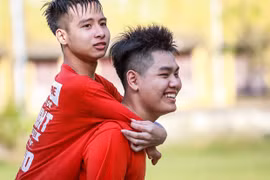Nguyễn Tất Minh - Nam sinh được bạn cõng nhập học tại Đại học Bách khoa