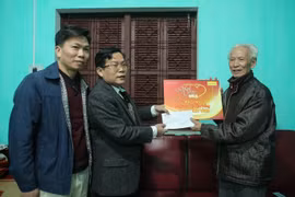 Báo Người Lao Động trao quà hỗ trợ nhà báo Tạ Kim Hùng hội viên Hội Nhà báo Quảng Ninh